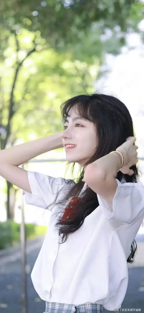 又纯又欲的jk制服美女