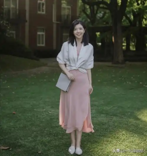 最近火了一种裙子,叫过膝不过踝,时髦又显高,很适合小个子