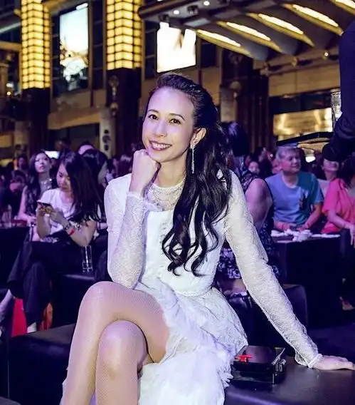 论身材,杨幂只能排第3,最强的应当是另2位女星