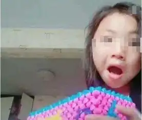 抖音丑闻再升级美女故意剪烂裙子露黑森林,网友快点封杀