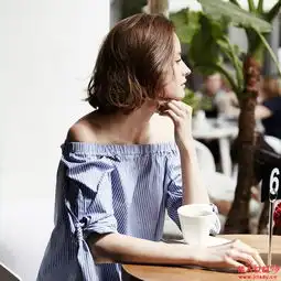 秋季露肩衣穿出骨感美露肩衣的几款选择策略