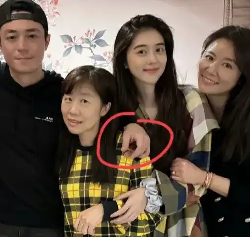 霍建华曝婚变单手搂美女被热议,女方摸手举动被吐槽有茶味