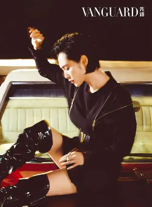 49岁朱茵新片罕见耍帅齐耳短发霸气干练,穿黑裙变身都市女郎