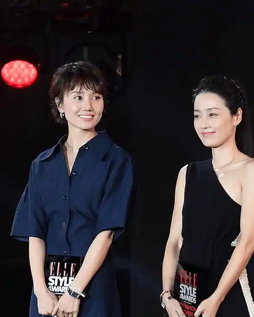 当45岁袁泉和46岁马伊琍同框,才明白中年女人优雅比扮嫩更重要