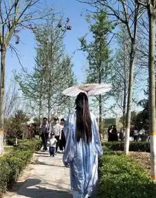 网红城市西安街拍汉服女子满大街,现代服饰美不过古装