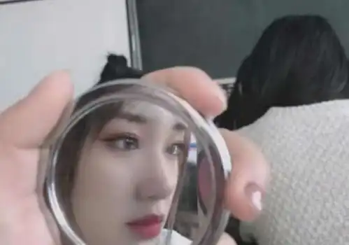 初中女生的迷惑行为,自认为美丽大方,实则有点哗众取宠