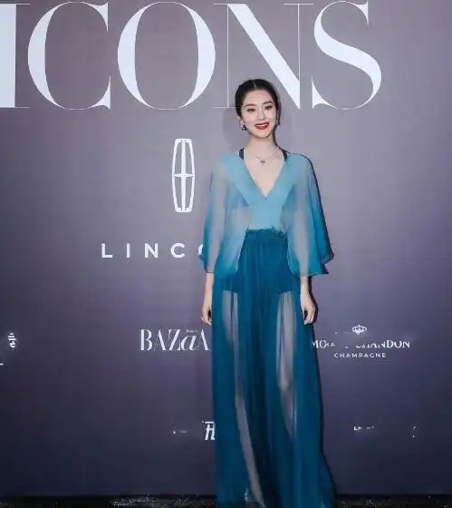 不选欧美高奢大牌赵丽颖穿国货礼服真接地气把纱裙穿出高级感