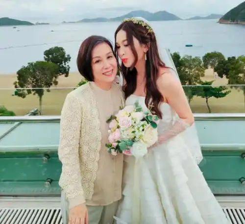 55岁温碧霞晒庆生照现场众星云集,穿婚纱宛如18岁少女