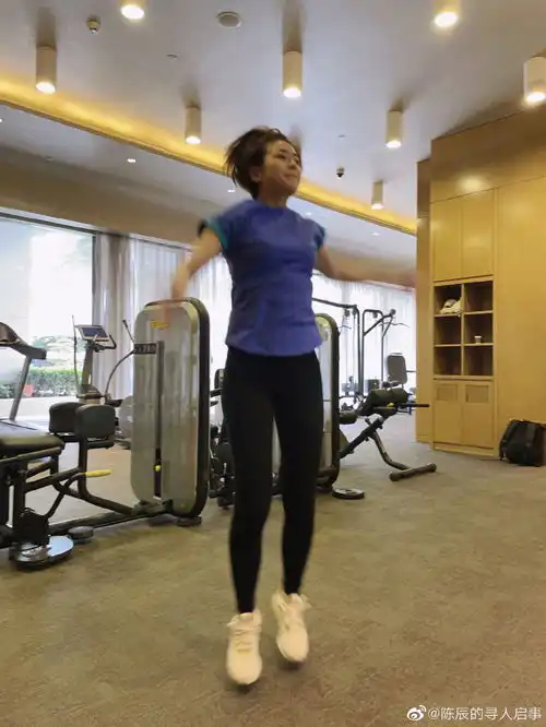 上海美女主播陈辰上演背影杀一出场惊艳众人