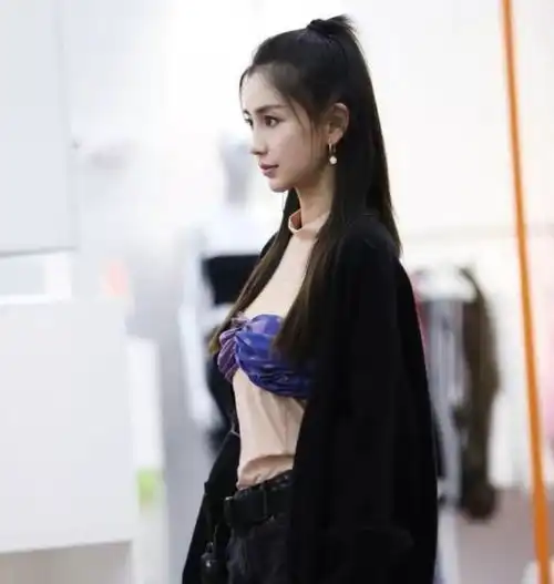 继杨颖后吴宣仪挑战内衣外穿,这是来参加选美的吧