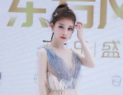 冯提莫唱歌好听有实力,人美歌甜还宠粉的闪光少女