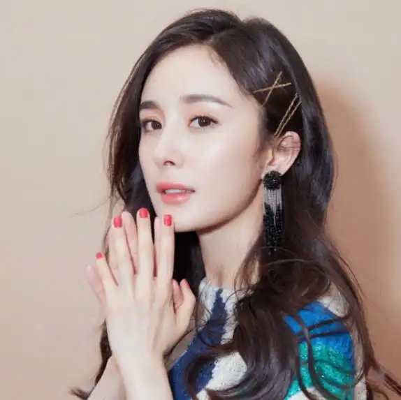 15年前,有谁注意到刘亦菲身后打伞的小女孩如今火得一塌糊涂