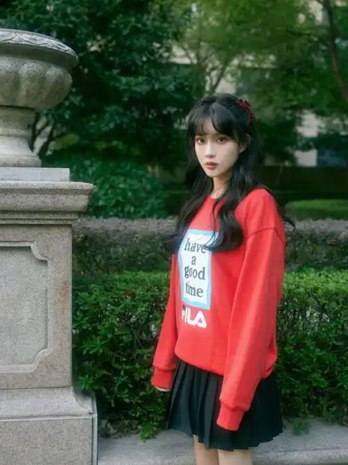 孟子义不说话时真挺好看的,穿卫衣百褶裙扮学生妹,青春又减龄