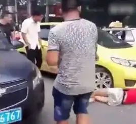 奇葩碰瓷大妈跳广场舞美女假撞变真撞