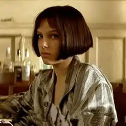 抖音上很火的短发外国女孩,没有抖音号,是以网友发照片的形式火的和这个很像