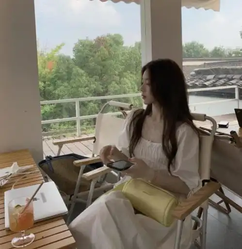 懒理王思聪换新女友,孙一宁晒绝美写真,无名指戴戒指疑有新恋情