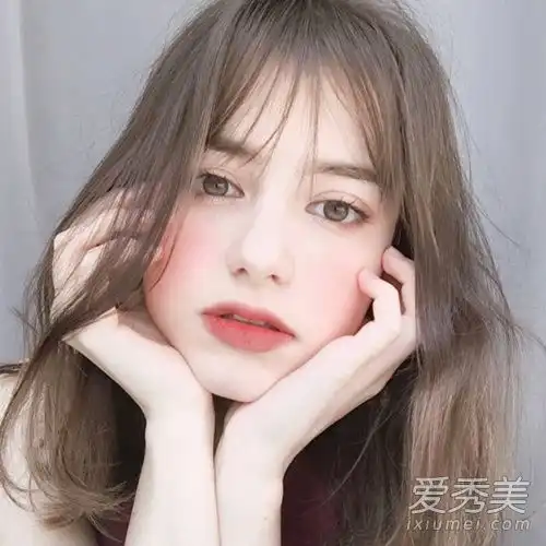 改变发型是一场漫长的斗争漂亮又受欢迎的女孩发型