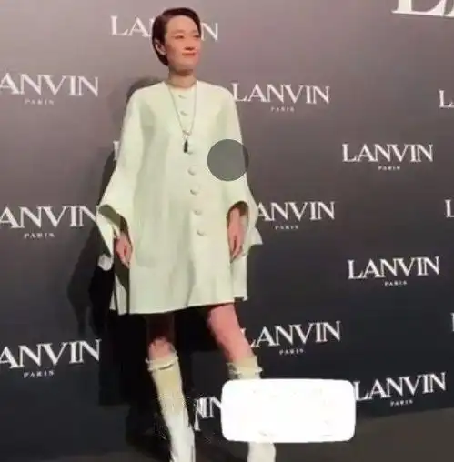 马伊琍留长发梳油头,穿的再贵气,没有女人味了