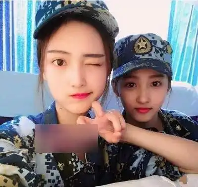 女生戴帽子这样扎头发照样美