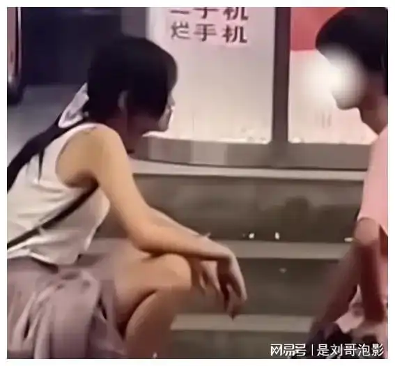 浙江一男子,当街给女友下跪,苦苦挽留只为不分手