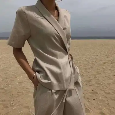 个性半身气质女头像,穿着打扮非常的时尚