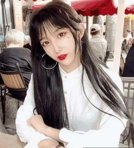 抖音16岁女装大佬火了,大长腿秒杀女明星,女生看了自愧不如
