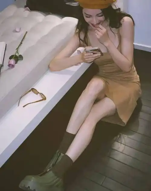 钟楚曦真是越来越会穿,吊带裙配画家帽,尽显复古高级港风魅力