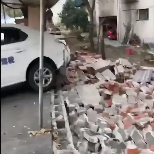 驾校学员撞塌驾校围墙险砸到老人,新手学车应注意哪些问题