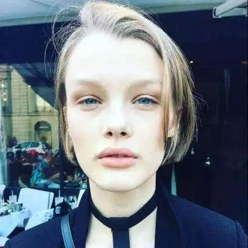 穿衣风格任性转换,这位17岁超模虽不是星二代却活出了别人的人生