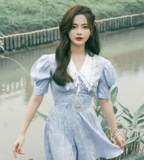 杨超越真不给人留活路再穿jk裙出行,迈腿那刻我看自闭了