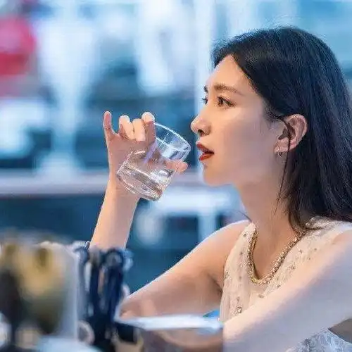 胡歌前女友,被王凯强吻赵薇都捧不红的她,这次终于要火了