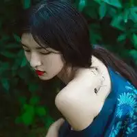 含鹿的女生头像优雅女