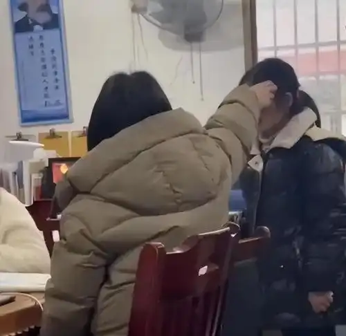 学生女头像停职