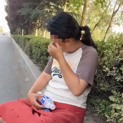 山东一女子光脚走在路上,自称有精神病没人爱,连家在哪都说不清