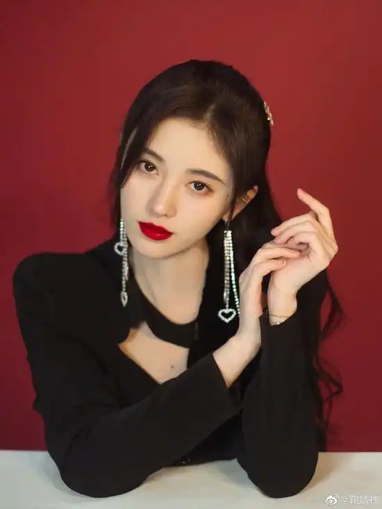 a字群彰显俏皮与时尚,甜酷系少女花落谁家