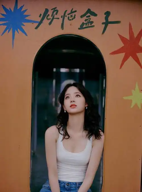 欧阳娜娜跨界艺术展开幕打卡乘风破浪的酷女孩