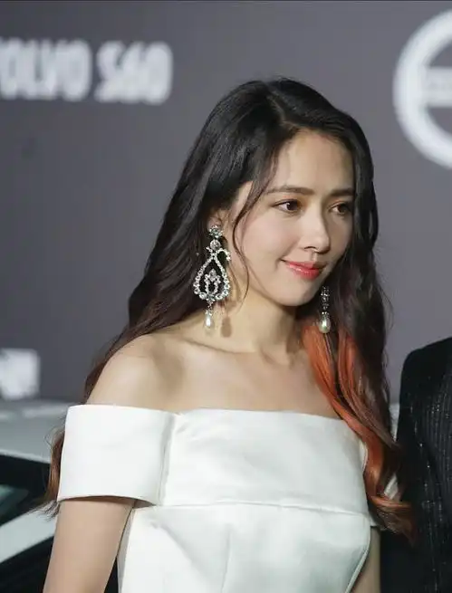 郭碧婷保养得真挺好,30多岁不见皱纹,看起来好有气质