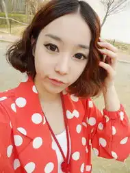 韩国ulzzang朴雪雅的这款短款中分蛋卷头发型深受女孩们的喜爱,我也不知道到底适不适合圆脸,很想尝试比这个长那么一点点