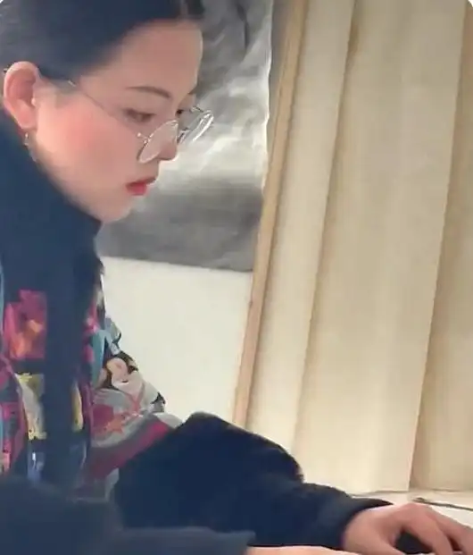 高校美术老师走红,妥妥一个气质美人,跟司藤好像两姐妹