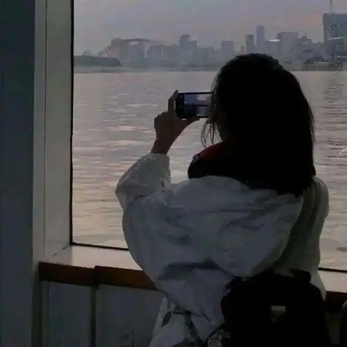 丧到极致的头像女带血不露脸剪影照