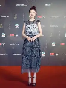 林允青春无敌,简约黑白配甜美可人,怎么这么会穿