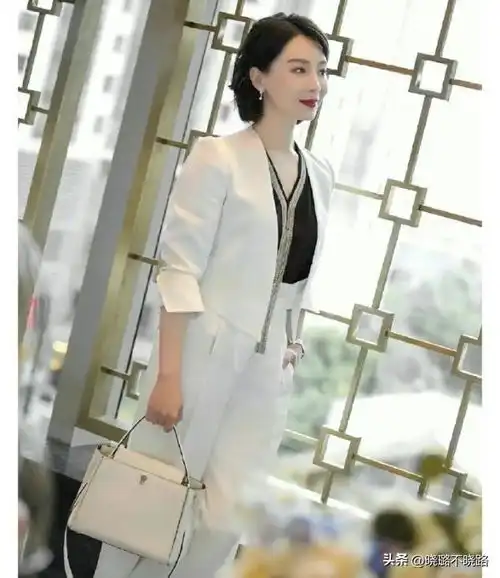 袁泉陈数亲自示范穿裙子要系腰带色不过三,才时髦优雅