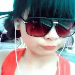 要可爱戴墨镜的女生头像