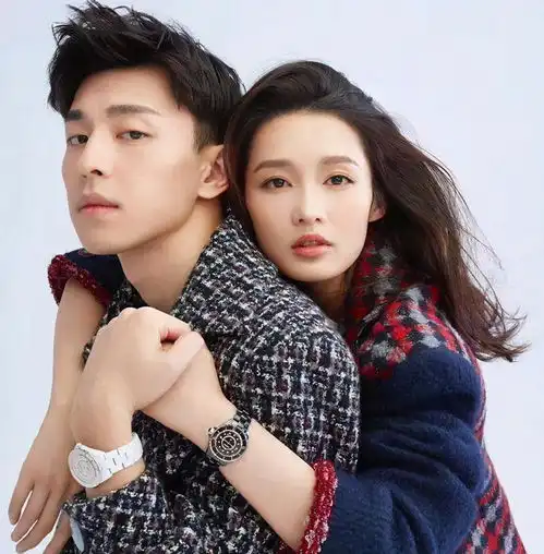 邓伦与两位美女逛家居被曝一起精挑细选,似乎有新的感情动向