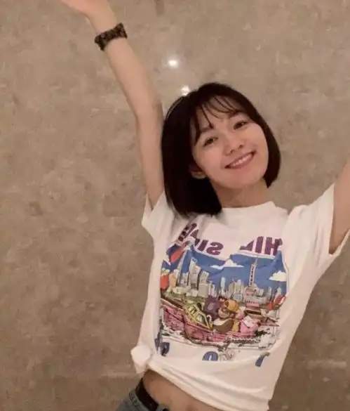 段奥娟怕是瘦上瘾了腰细得儿童背心都能穿上,女生都自闭了
