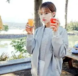 穿衬衫牛仔裤帆布鞋的带字女生全身头像