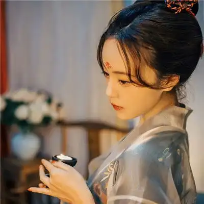 纯欲风女生侧脸头像白衣