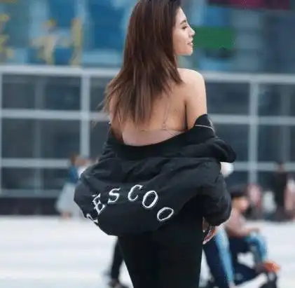 街拍美女小姐姐这样的女生,应该没有人敢上去搭讪吧