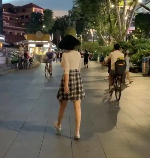 许晴近照从头到脚看不出51岁,上身丰满腿细如麻杆,魅力不减当年