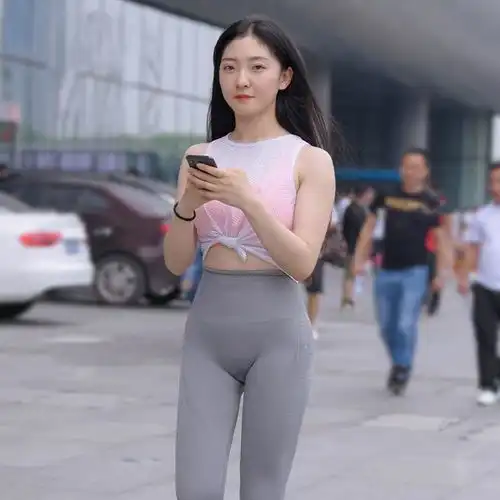 瑜伽裤学美女们这样穿,简约大方又显气质,身材高挑品味高